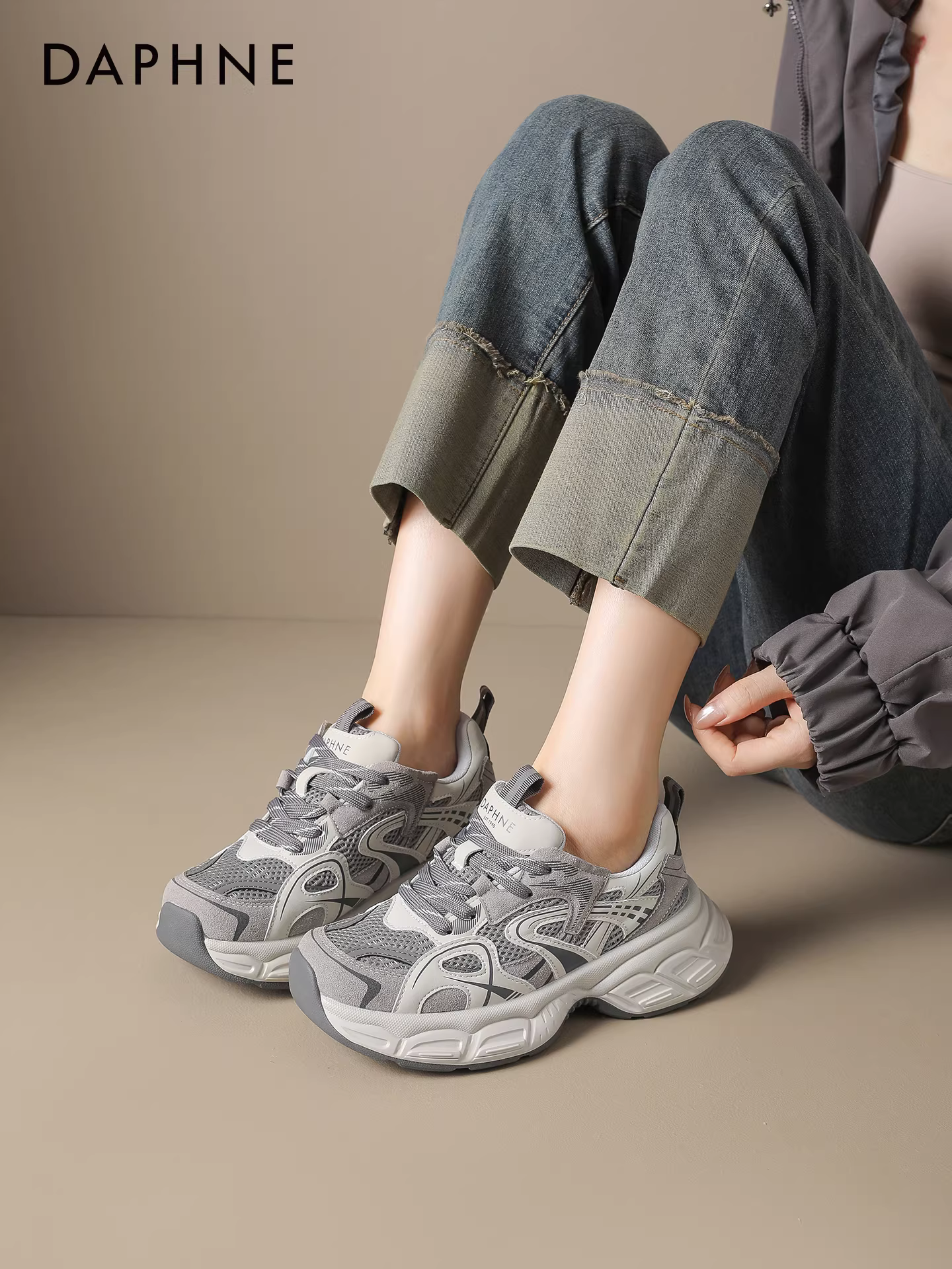 Giày thể thao đế dày Daphne 2025 mới, lót lông mùa đông dành cho nữ, giày mùa đông ấm áp và tăng chiều cao cho người nhỏ nhắn.