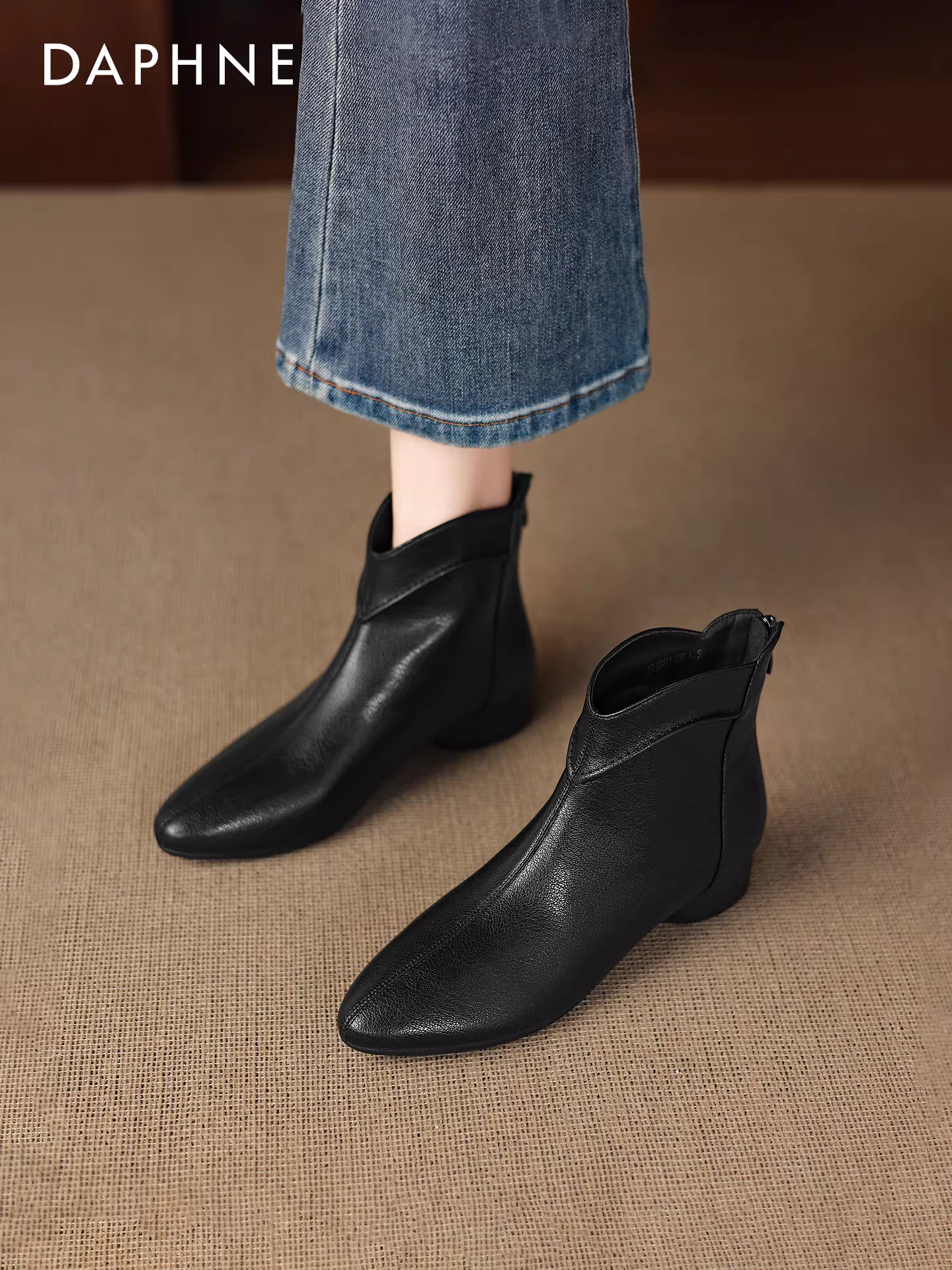 Giày bốt ngắn mũi nhọn Daphne 2025 mới mùa thu đông lót lông màu nâu kiểu dáng ôm sát dành cho nữ, kiểu Martin, chất liệu da