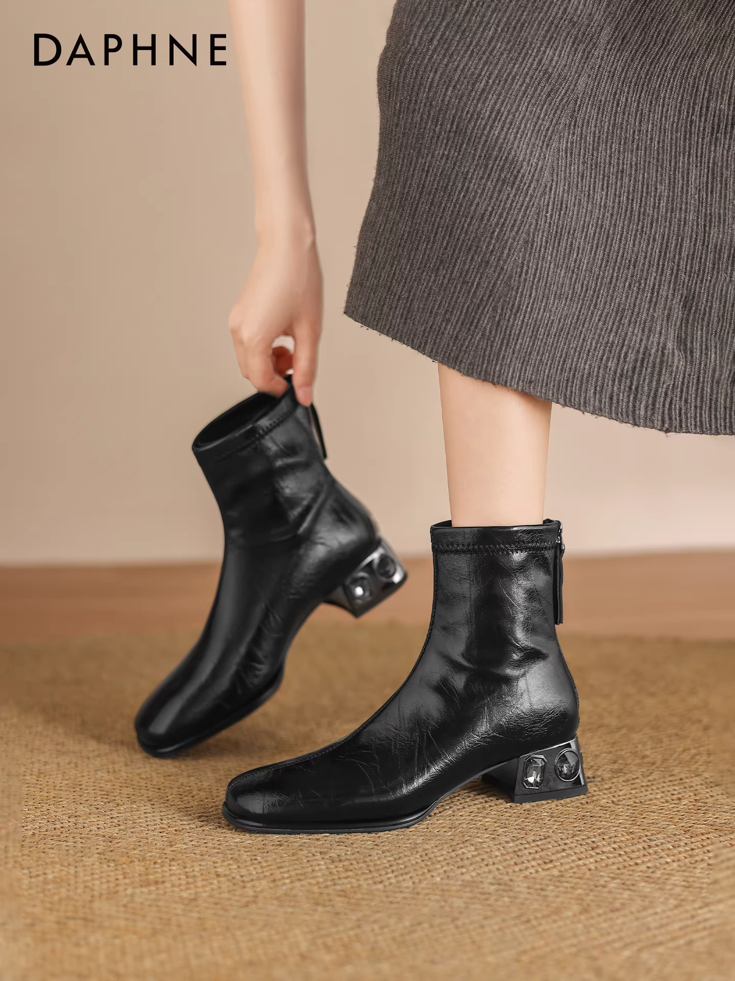 Giày bốt ngắn đen Daphne dành cho nữ mùa đông 2025 kiểu retro mũi vuông gót đính đá kiểu dáng ôm sát phong cách Anh Quốc kiểu Martin