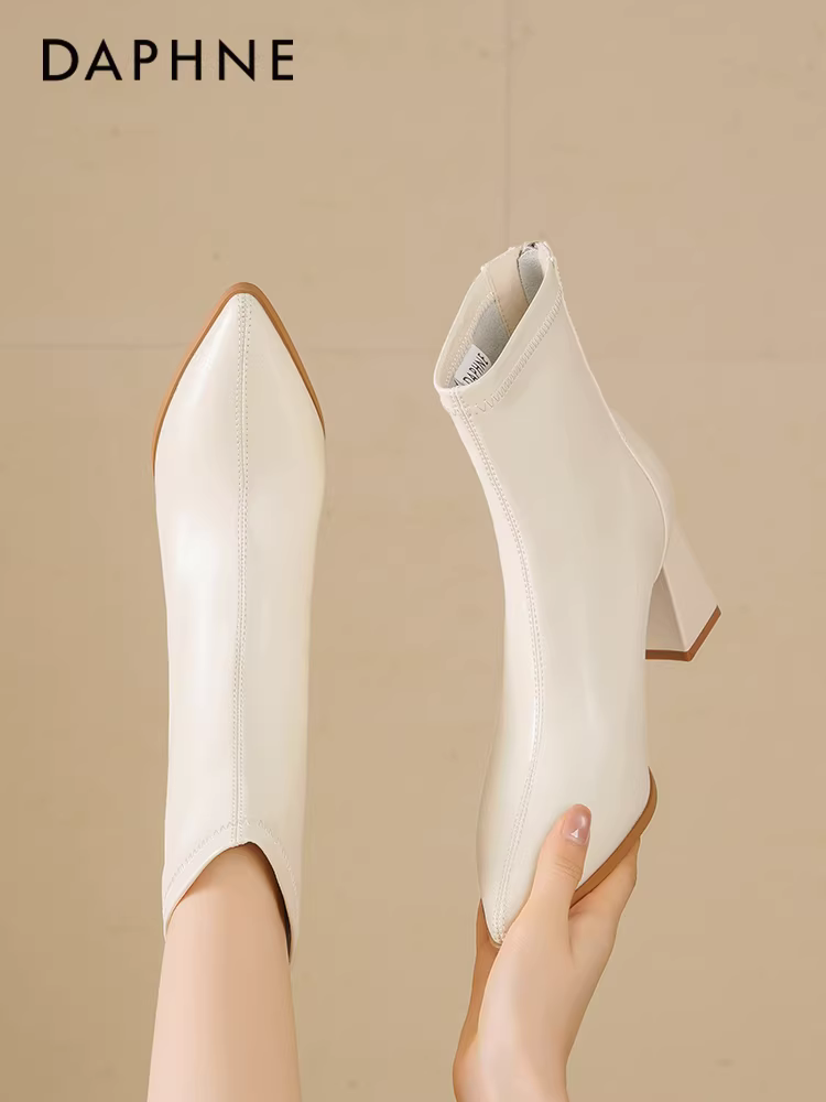 Giày bốt cao gót đế thô Daphne dành cho nữ, mẫu mới thu đông 2025, mũi nhọn, kiểu dáng ôm sát, phong cách Pháp, kiểu Martin.