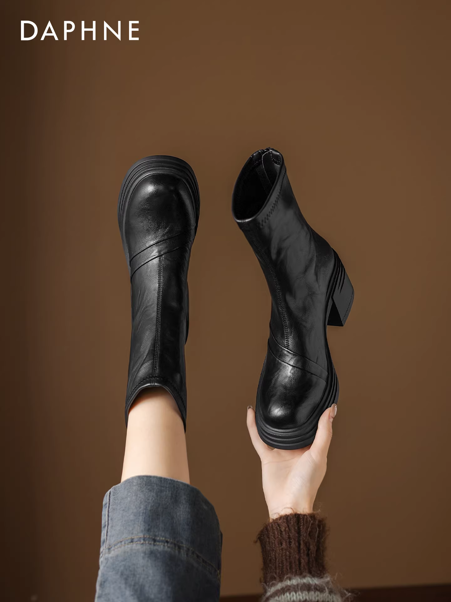 Giày bốt cao gót ngắn Daphne dành cho nữ kiểu mới 2025, lót lông cừu, kiểu dáng ôm sát, màu đen, kiểu dáng bốt đi xe, đế dày, kiểu bốt Martin