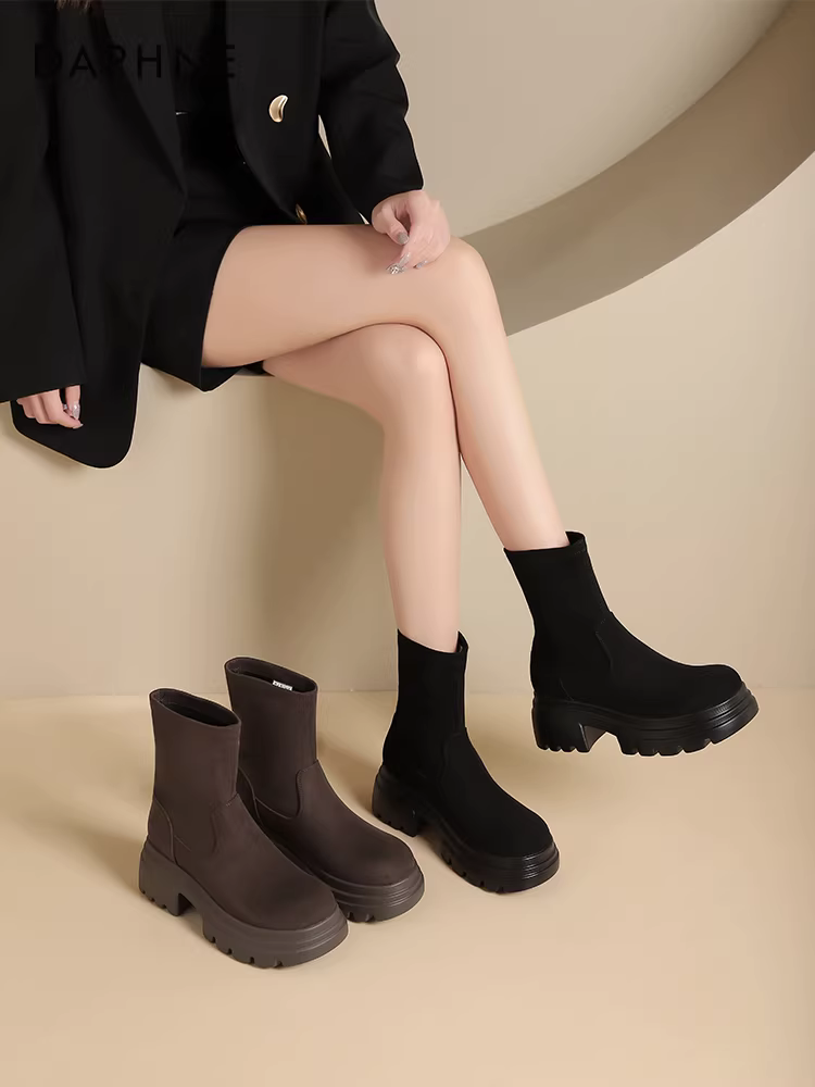 Giày bốt Martin đế dày Daphne dành cho nữ, mẫu mới thu đông 2024, kiểu dáng ôm sát, chất liệu thun co giãn, giày bốt cổ ngắn lót lông phong cách retro dành cho nữ