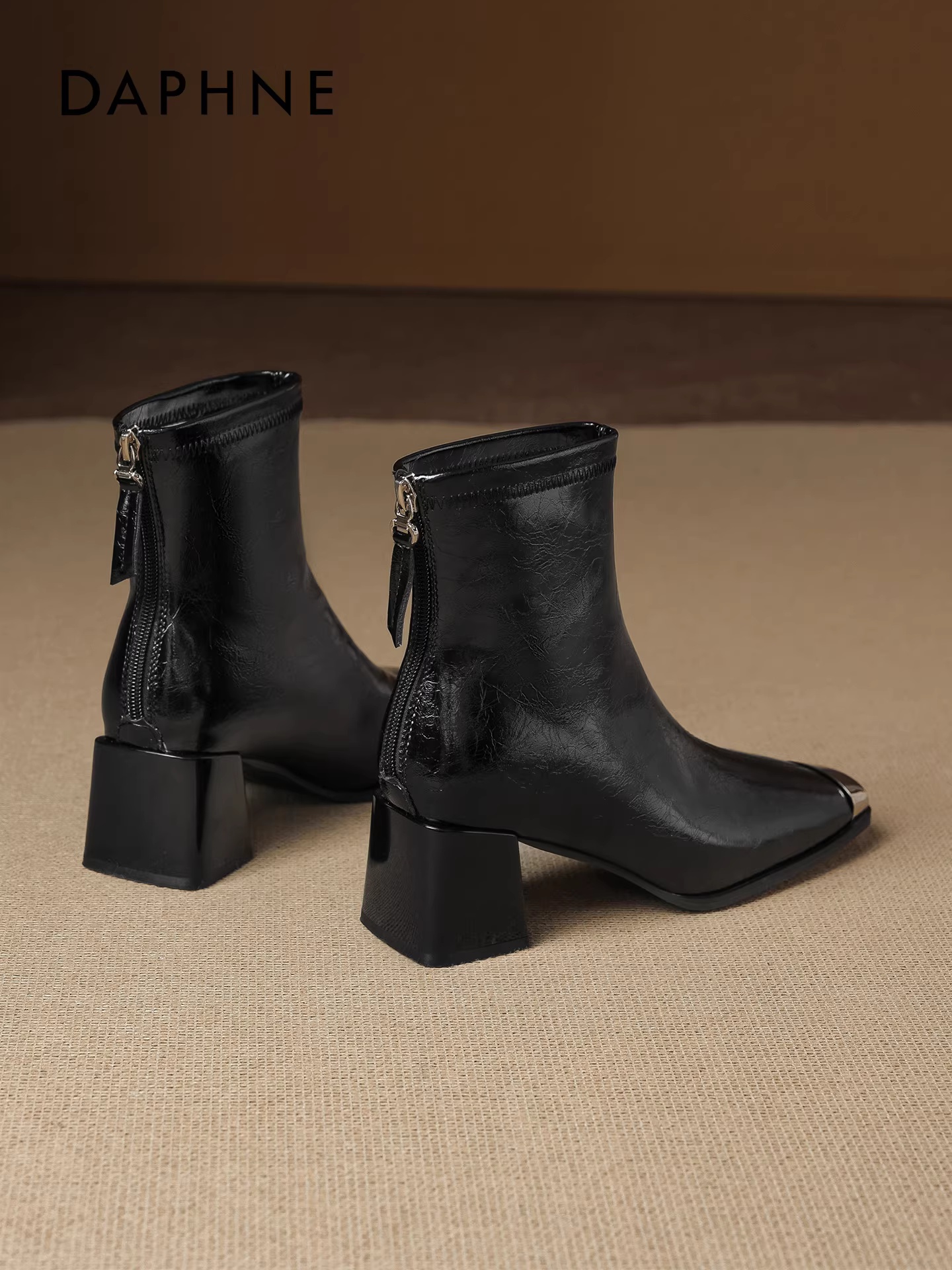 Giày bốt Daphne cổ ngắn nữ 2025 mẫu mới hot mùa thu đông mũi vuông gót cao chunky thời trang đa năng kiểu dáng thon gọn