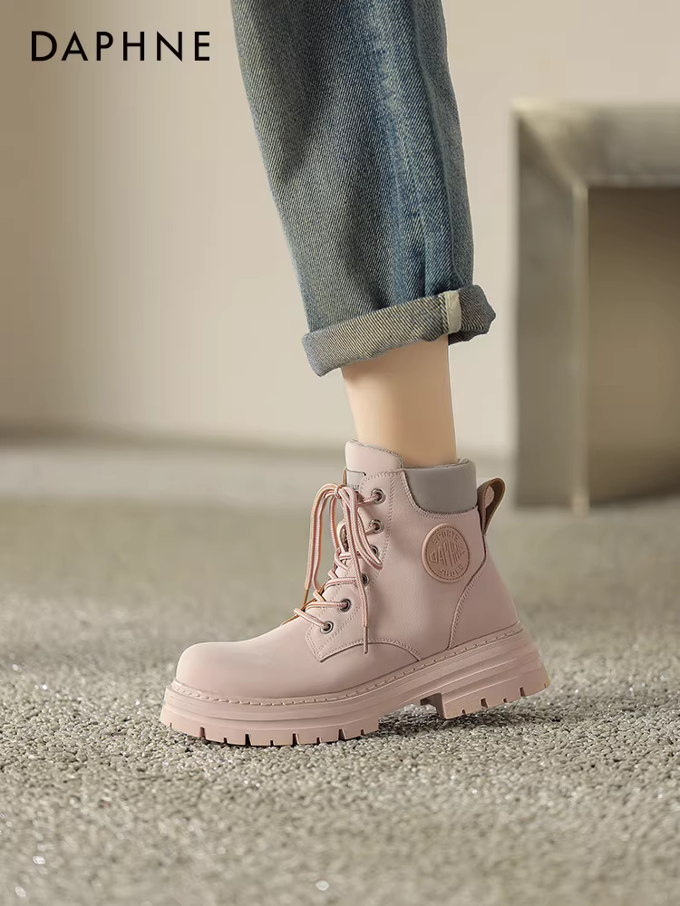 Giày bốt Martin màu hồng Daphne dành cho nữ 2025, kiểu mới mùa đông, đế dày, cổ ngắn, lót lông cừu, màu vàng lớn, kiểu Anh, dùng làm giày đi làm.