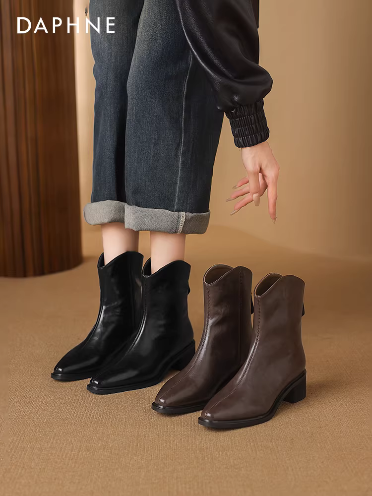 Giày bốt cổ ngắn gót thô Daphne dành cho nữ, kiểu mới thu đông 2025, kiểu dáng cổ chữ V, mũi nhọn, chất liệu denim, kiểu Chelsea.