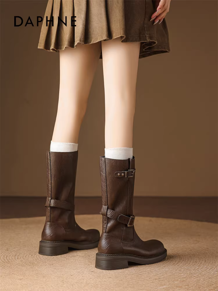 Giày bốt cao đến giữa bắp chân Daphne dành cho nữ 2025, kiểu dáng rất thời trang mùa thu đông, kiểu cổ điển màu nâu với khóa thắt lưng, kiểu bốt cưỡi ngựa.