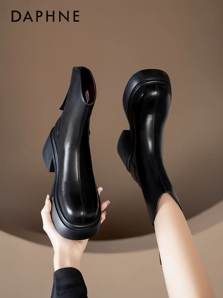Giày bốt ngắn Daphne dành cho nữ 2025, mẫu mới thu đông, kiểu đơn giản, đế dày tăng chiều cao, màu trắng, kiểu dáng ôm sát chân, cổ chữ V.