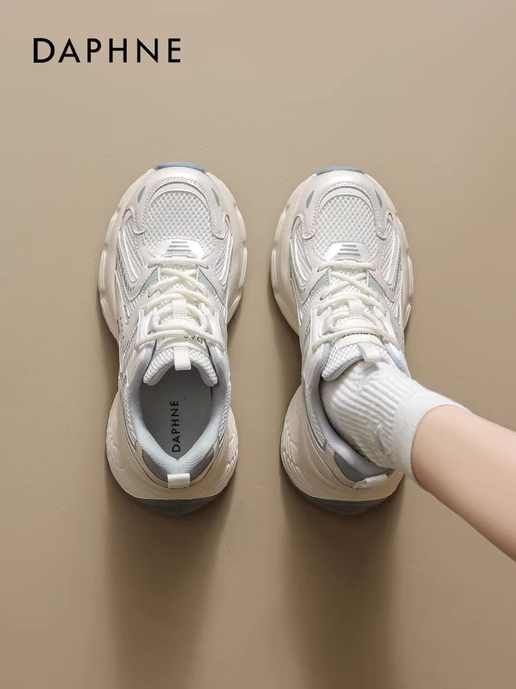 Giày thể thao nữ Daphne kiểu dáng thời trang, mẫu mới thu đông 2025, nhẹ, màu trắng, đế dày, tăng chiều cao, phong cách thể thao, năng động.