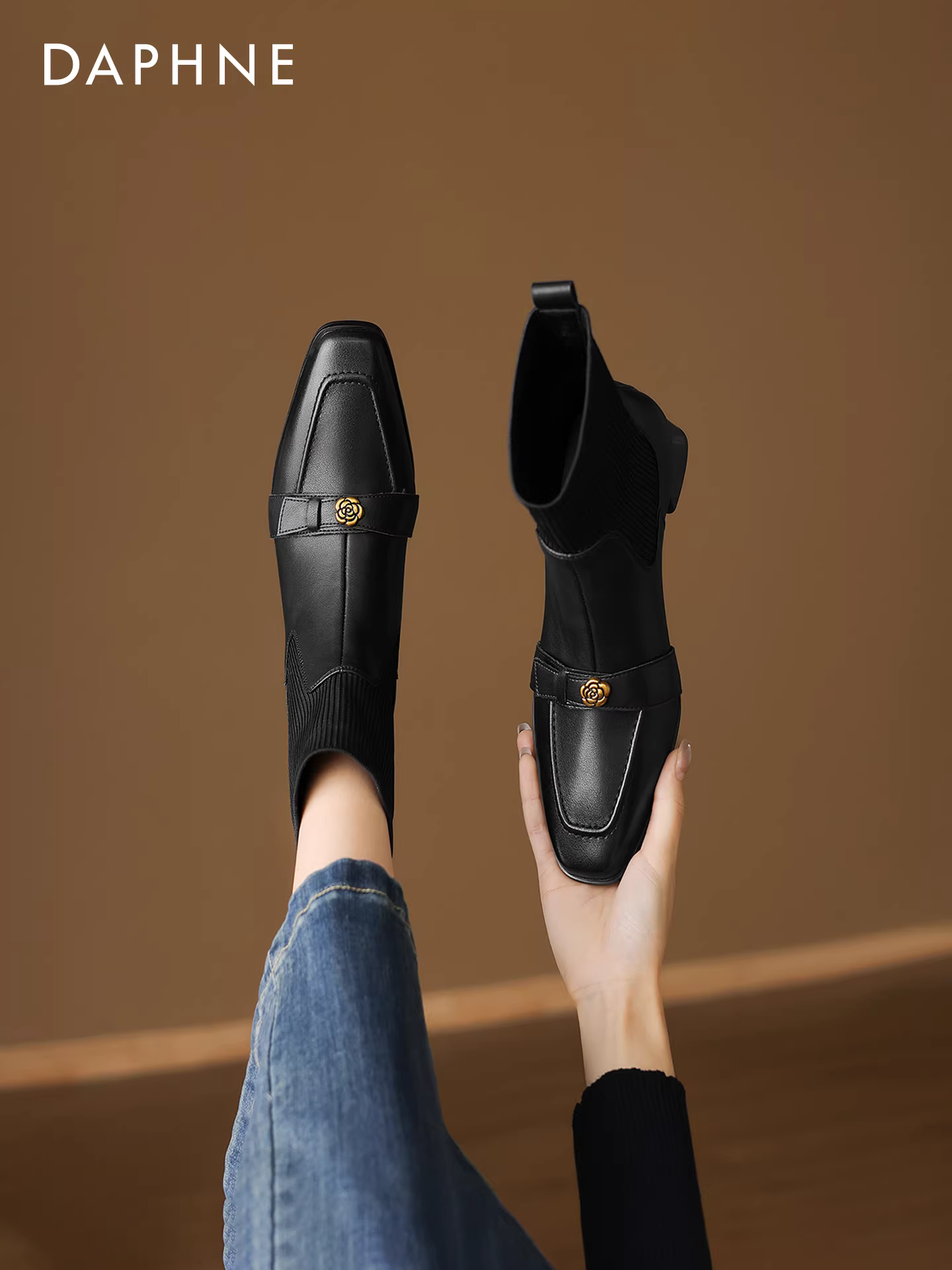 Giày bốt cổ ngắn Daphne kiểu retro dành cho nữ, mùa đông 2025, kiểu dáng mới, phong cách tiểu thư, họa tiết hoa trà, mũi nhọn, gót dày, kiểu Martin.