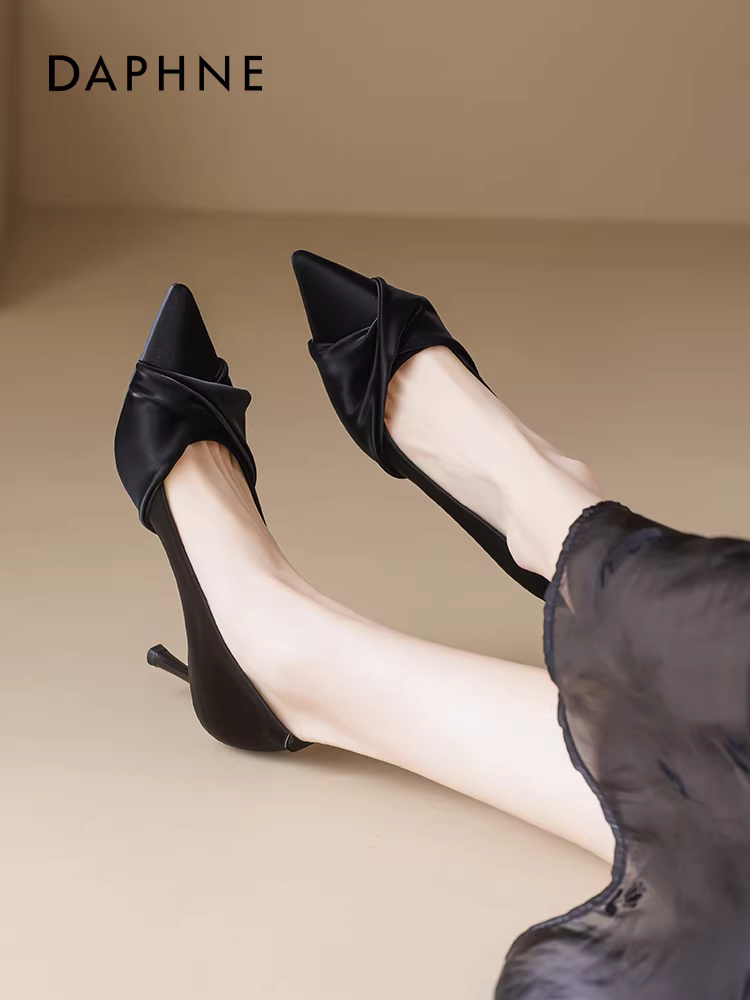 Giày cao gót đen Daphne dành cho nữ, kiểu dáng thu mới 2025, thanh lịch và đẹp mắt, thoải mái khi mang, mũi nhọn, gót nhọn, miệng giày nông.