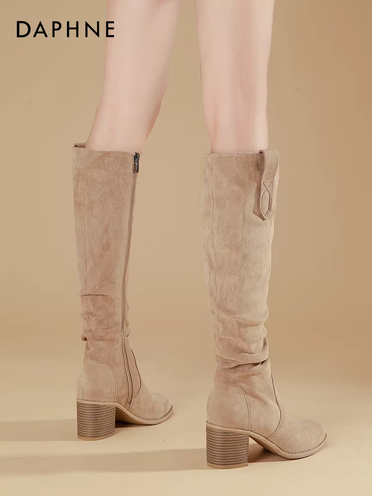 Giày bốt nữ Daphne cao cổ mùa thu đông 2025 kiểu dáng cao cổ, đế dày, mũi nhọn, màu đen