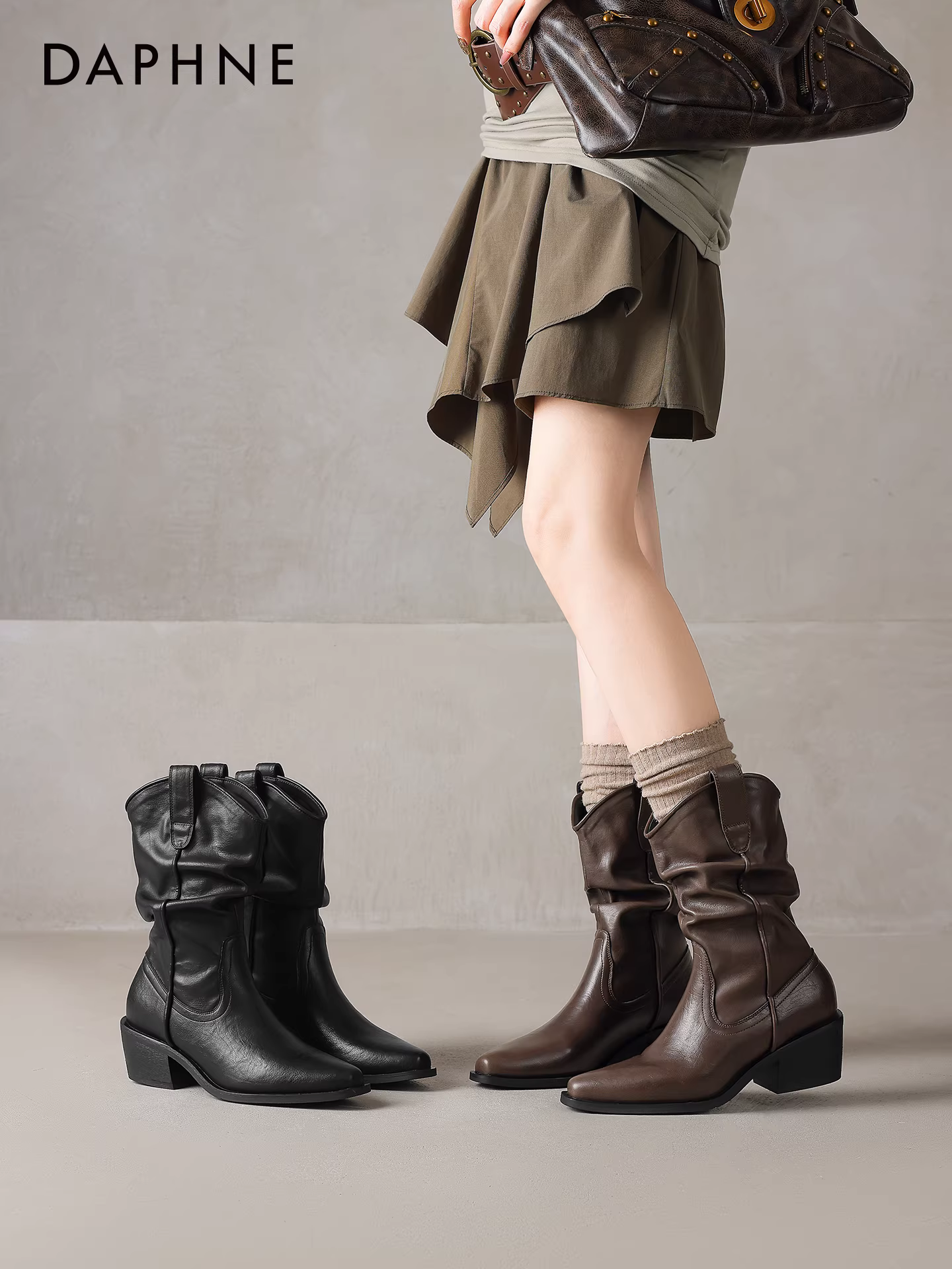 Giày bốt ngắn màu nâu Daphne dành cho nữ, mẫu mới mùa đông 2025, kiểu cao bồi phương Tây, mũi nhọn, có lớp lót lông cừu, chất liệu da.