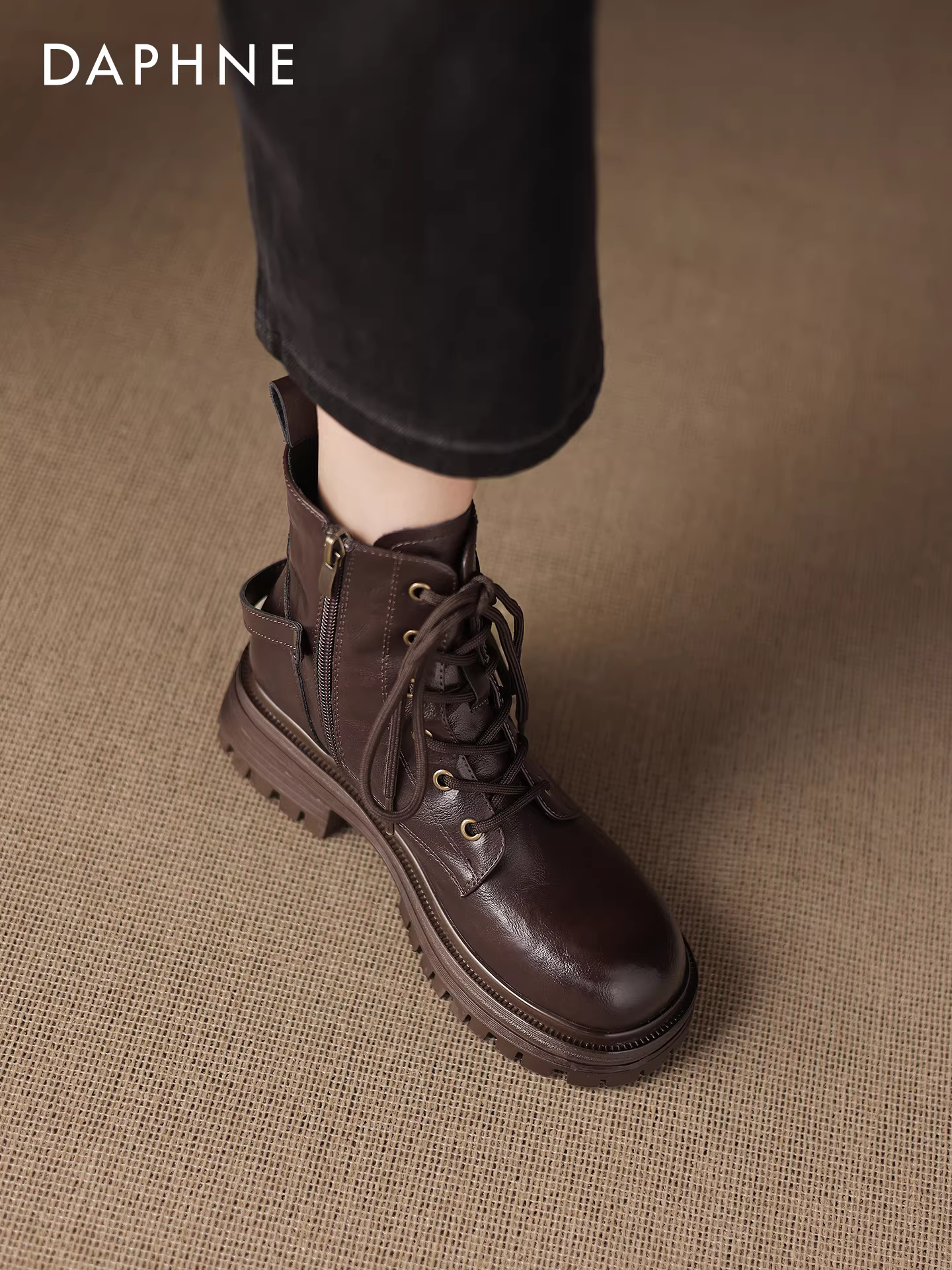Giày bốt Martin đế dày màu nâu Daphne dành cho nữ, mẫu mới thu đông 2025, phong cách Anh, kiểu biker, ôm sát, cổ ngắn