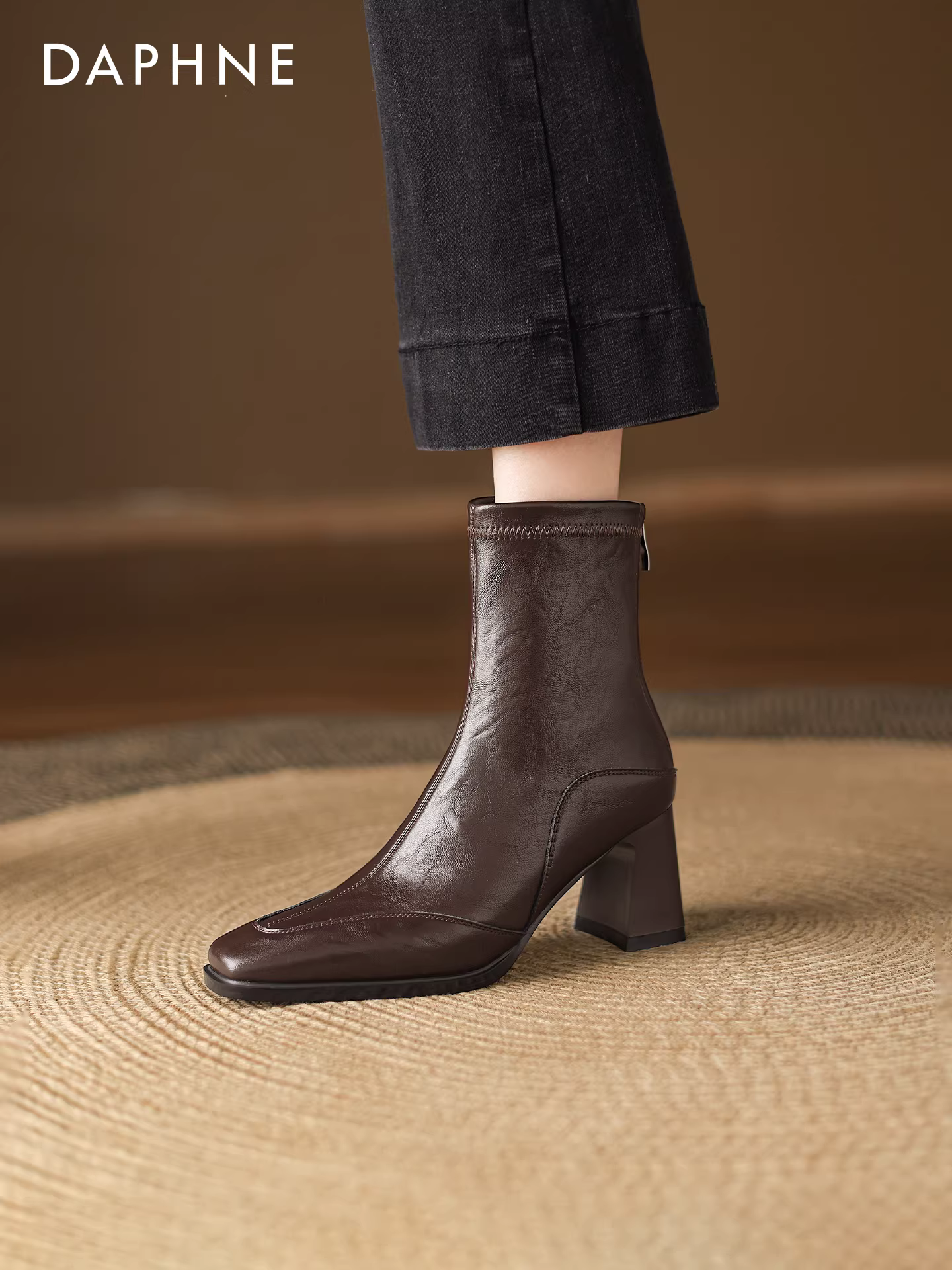 Giày bốt ngắn kiểu Pháp Daphne dành cho nữ mùa đông 2025, kiểu Chelsea mũi vuông gót dày, màu nâu, cao gót, lót lông cừu