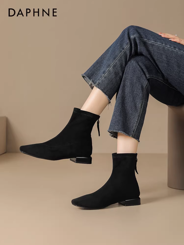 Giày bốt ngắn Daphne kiểu Chanel, chất liệu da lộn, đế bằng, kiểu vớ, dành cho nữ, mùa thu đông 2025.