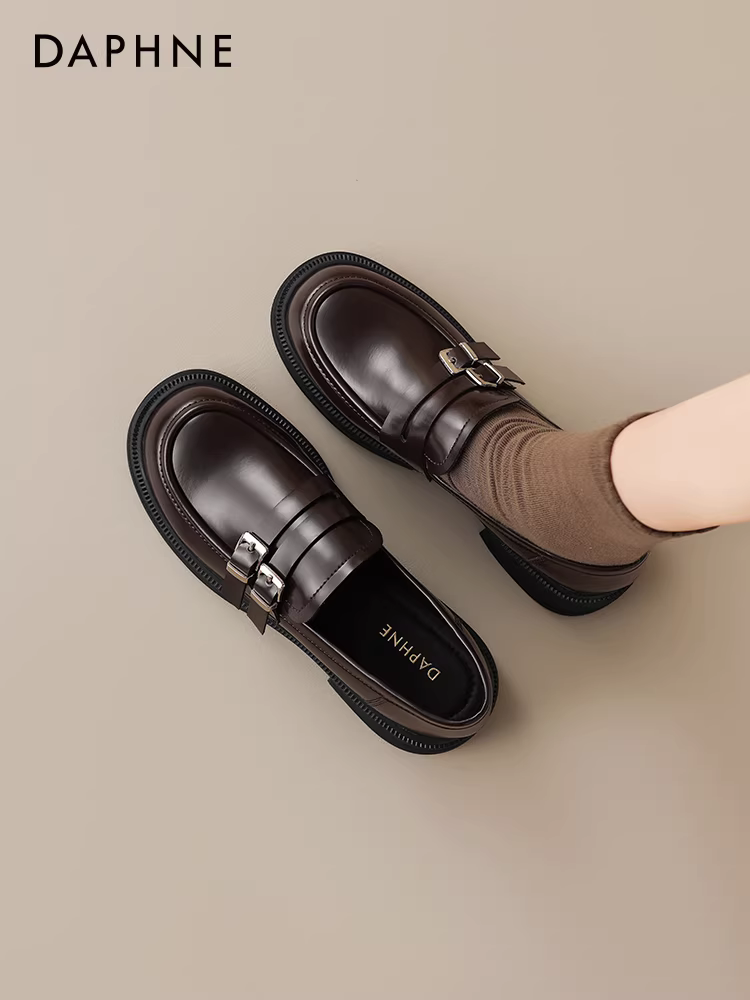 Giày lười nữ Daphne màu nâu, giày bệt nữ mùa thu mới 2025, giày nữ phong cách Anh, giày da nhỏ mùa thu, giày đế thấp đơn giản
