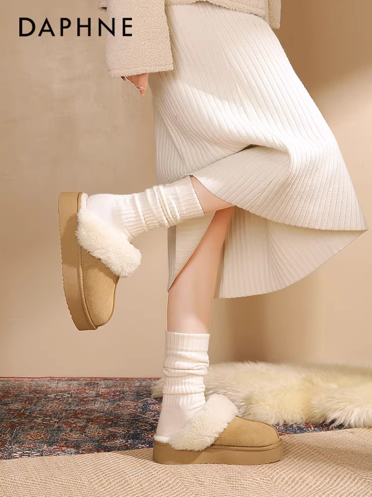 Giày bốt tuyết Daphne kiểu nửa dép lông mềm mại dành cho nữ, kiểu dáng mùa đông mới 2025, dép bông giữ ấm lót lông cừu.