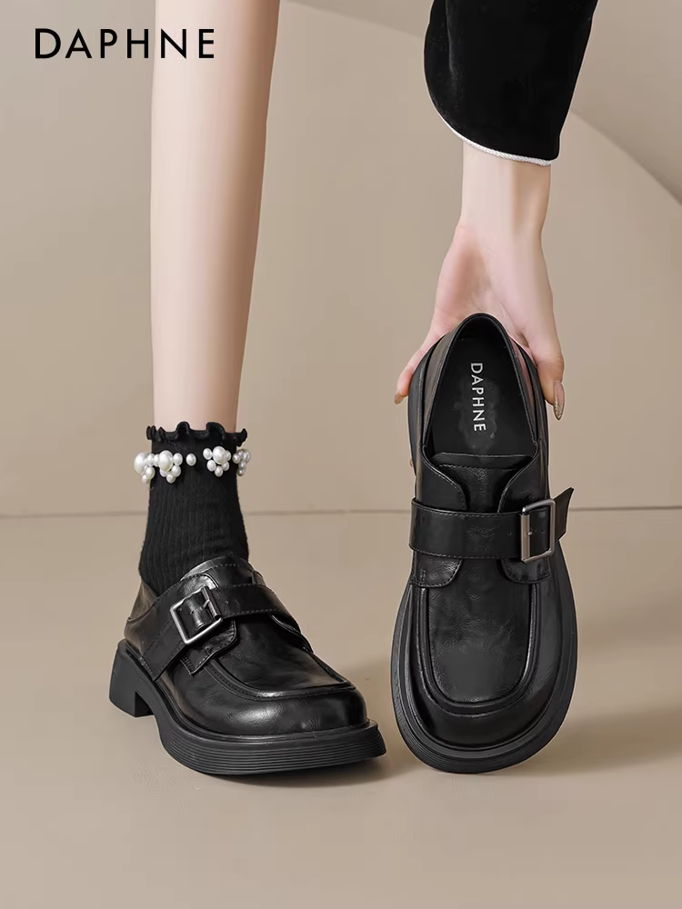 Giày lười đế dày Daphne dành cho nữ mùa xuân 2026 mới phong cách retro đế mềm đi làm phong cách Anh quốc giày da màu đen