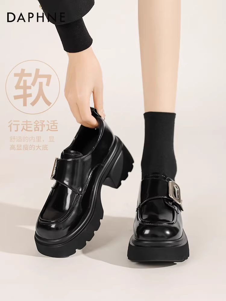 Giày lười đế dày Daphne dành cho nữ, kiểu mới thu đông 2025, giày da tăng chiều cao màu đen dành cho nữ, giày đơn giản giúp thon gọn dáng người.