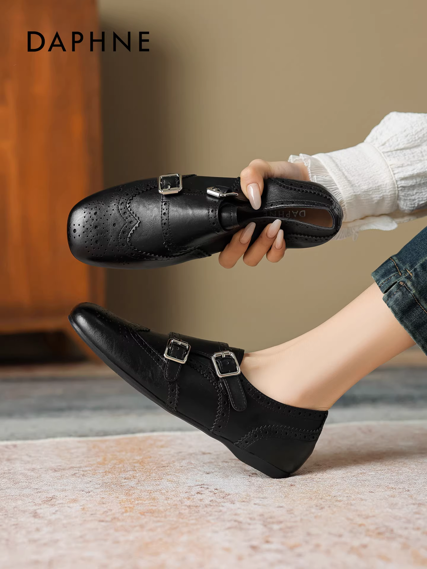 Giày lười màu đen Daphne dành cho nữ mùa xuân 2026 mới phong cách Anh quốc giày da nhỏ kiểu dáng đơn giản giày đi làm đế bằng