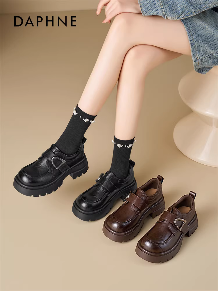 Giày lười đế dày Daphne dành cho nữ mùa xuân 2026, giày da đen tăng chiều cao kiểu JK mới, phối cùng chân váy, giày bệt đi làm