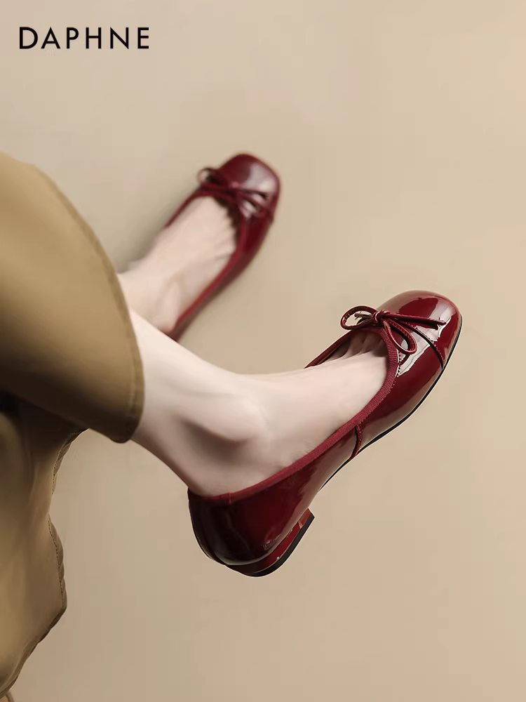 Giày bệt nữ Daphne 2025, giày nữ mùa thu mới, kiểu Pháp, giày da đế bằng, giày lười màu đỏ, giày cưới mùa thu