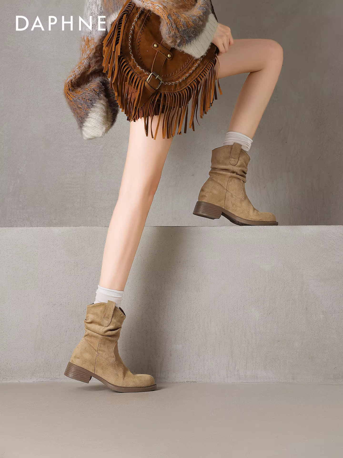 Giày bốt ngắn màu kaki kiểu dáng ôm sát, gót dày, phong cách retro mùa thu sớm 2025 dành cho nữ.