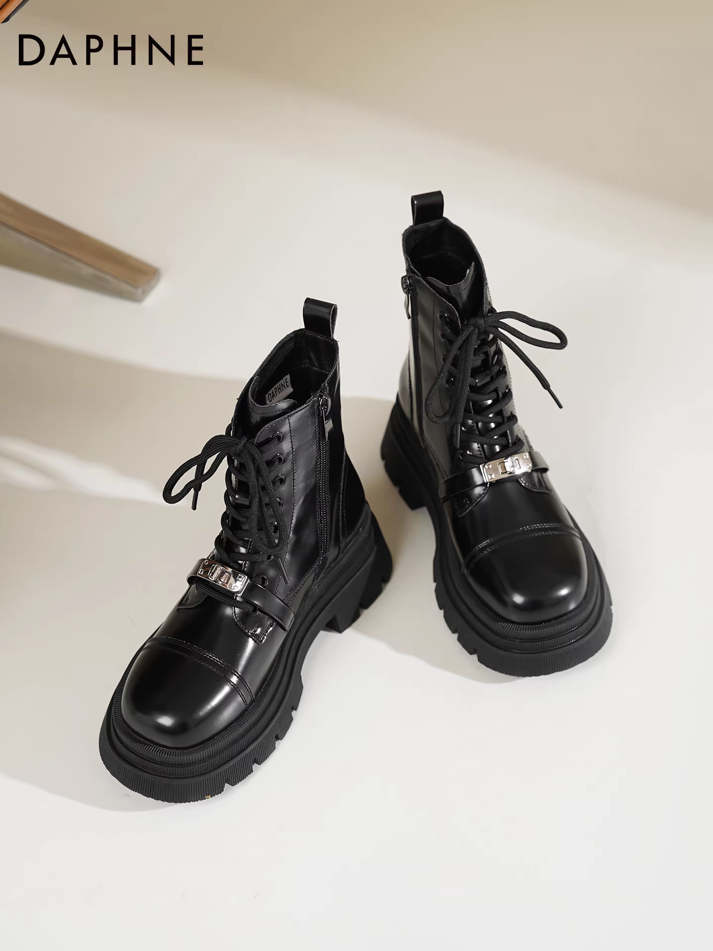 Giày bốt Martin đế dày Daphne dành cho nữ 2025, mẫu mới xuân thu, tăng chiều cao, kiểu dáng thon gọn, màu đen, buộc dây, có khóa, kiểu ngắn