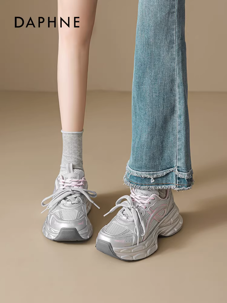 Giày bố đế dày màu hồng bạc Daphne dành cho nữ, mẫu mới 2025, thoáng khí, tăng chiều cao, nhẹ, đế mềm, giày thường siêu nhẹ.