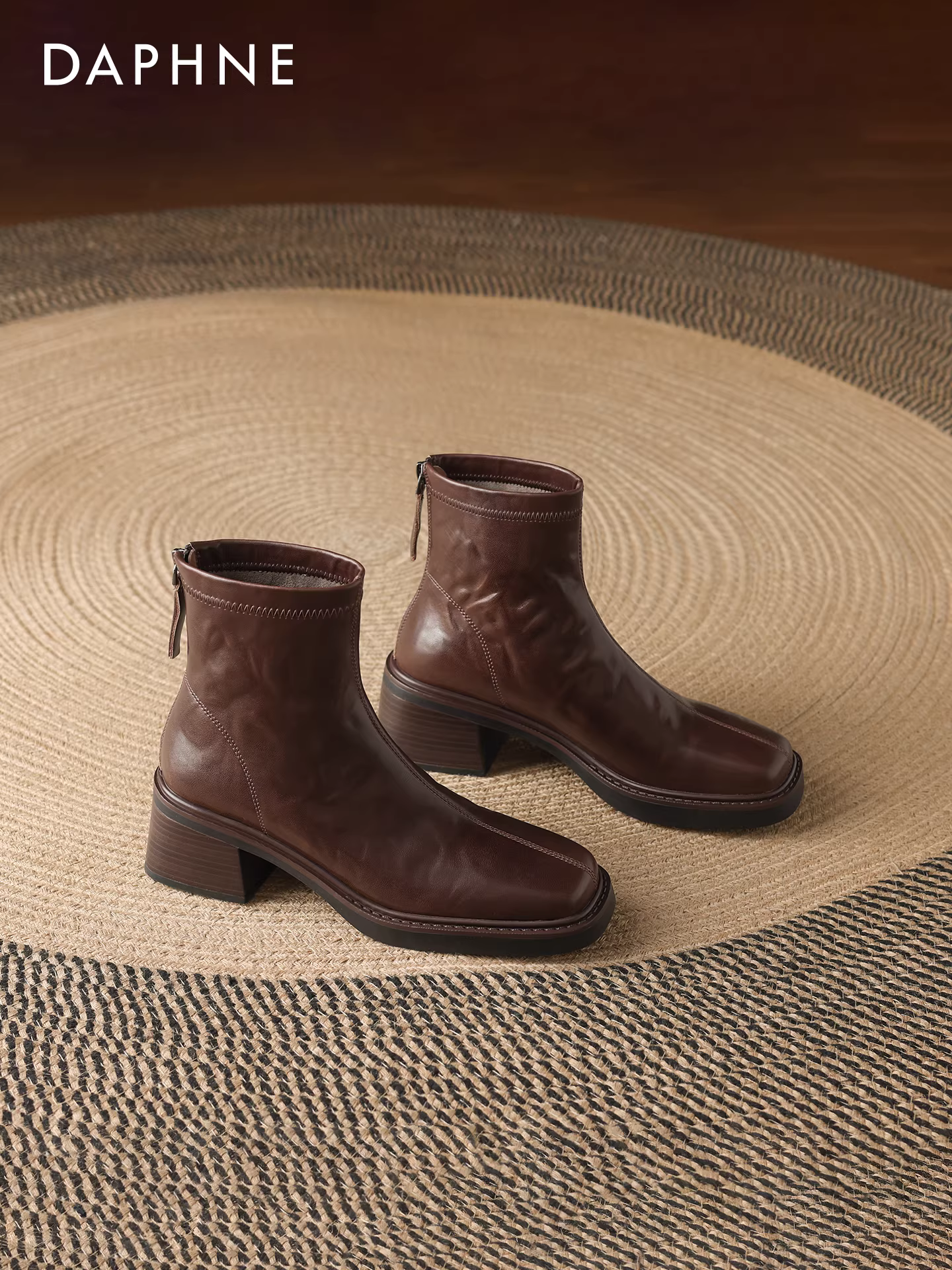 Giày bốt cao gót Daphne kiểu Martin dành cho nữ, mẫu mới thu 2025, bốt ngắn mũi vuông, kiểu retro, ôm dáng, gót dày.