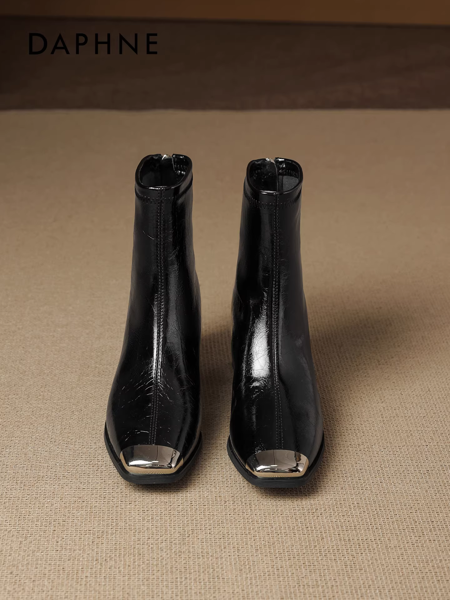 Giày bốt Daphne cổ ngắn nữ 2025 mẫu mới hot mùa thu đông mũi vuông gót cao chunky thời trang đa năng kiểu dáng thon gọn