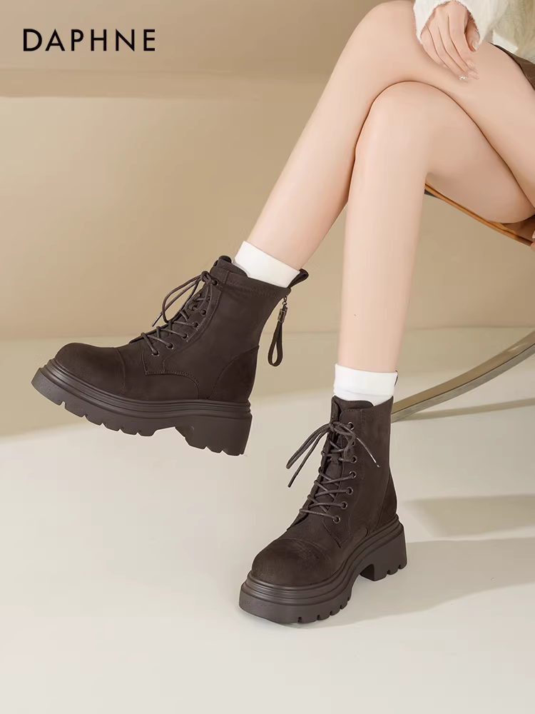 Giày bốt nữ Daphne Martin 2025 kiểu Anh, mùa thu đông mới, cổ trung bình, đế dày, tăng chiều cao, lót lông, màu nâu, kiểu ngắn