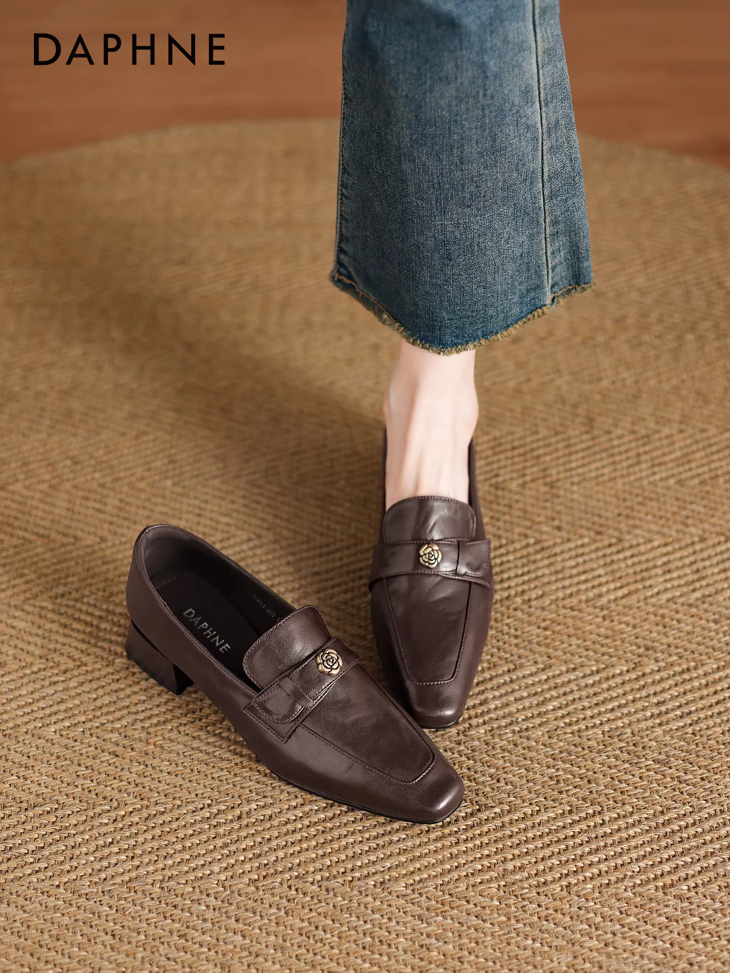 Giày Loafer nữ Daphne màu nâu, mẫu mới Thu 2025, kiểu Pháp mũi vuông, giày da đế bằng.