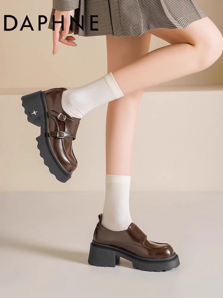 Giày lười đế dày Daphne dành cho nữ, kiểu mới mùa thu 2025, phong cách Anh quốc, đa năng, tăng chiều cao, gót dày, kiểu Mary Jane, chất liệu da.