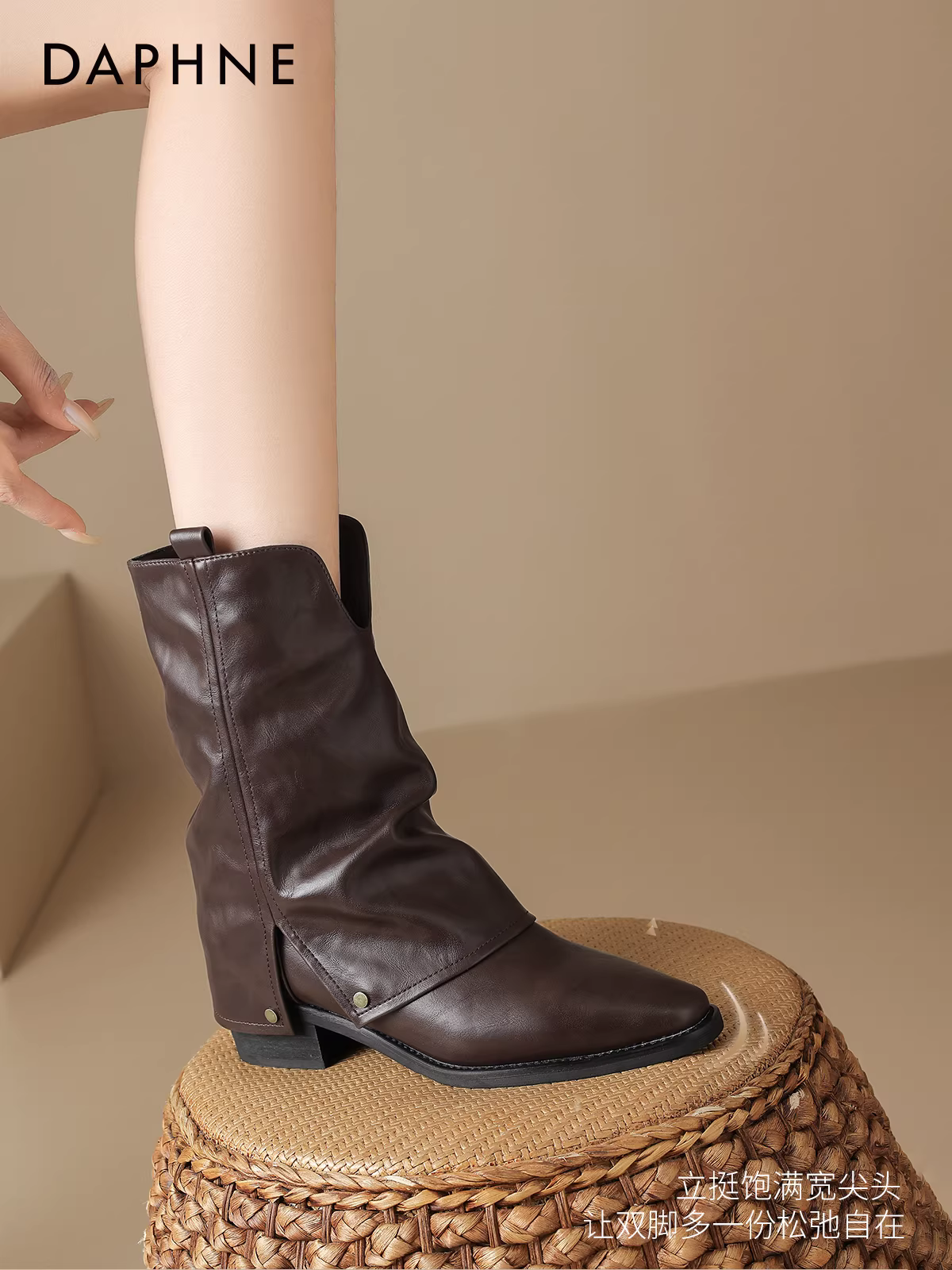 Giày bốt ngắn Daphne dành cho nữ 2025 kiểu mới, bốt Martin cao đến giữa bắp chân, mũi nhọn, kiểu dáng xếp tầng, mùa thu đông, phong cách Anh, kiểu bốt cưỡi ngựa