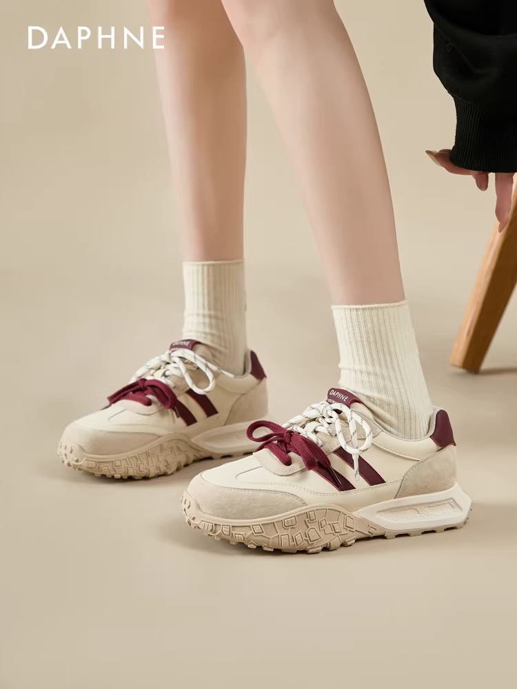 Giày thể thao nữ Daphne màu đỏ, giày thể thao đế dày mùa thu 2025 mới, giày tăng chiều cao, giày bố mùa xuân thu.