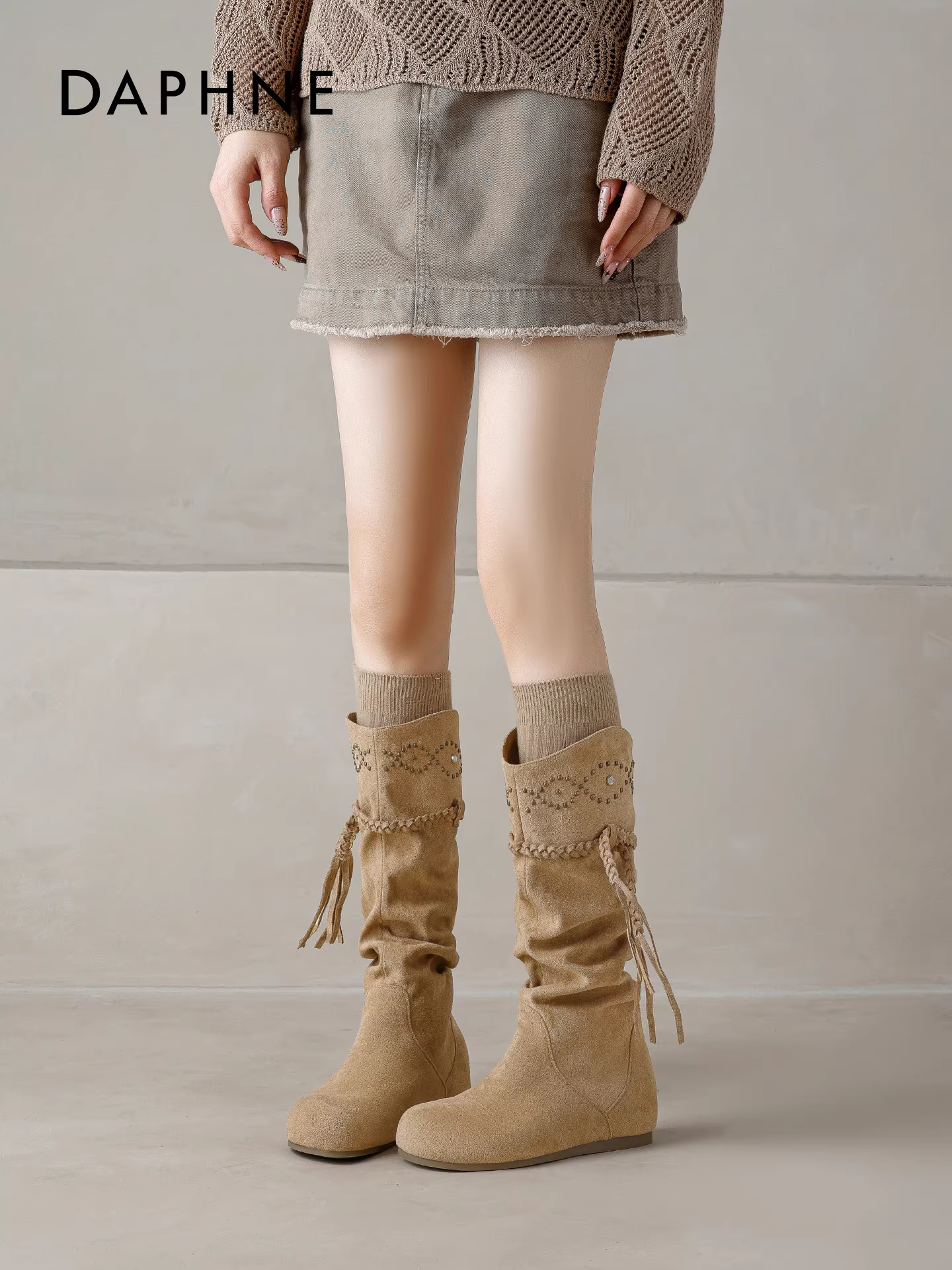 Giày bốt cao cổ Daphne dành cho nữ, mùa thu đông 2025, kiểu dáng cổ điển, phong cách dân tộc, kiểu bốt cao bồi phương Tây, có tăng chiều cao ẩn và thiết kế xếp lớp.