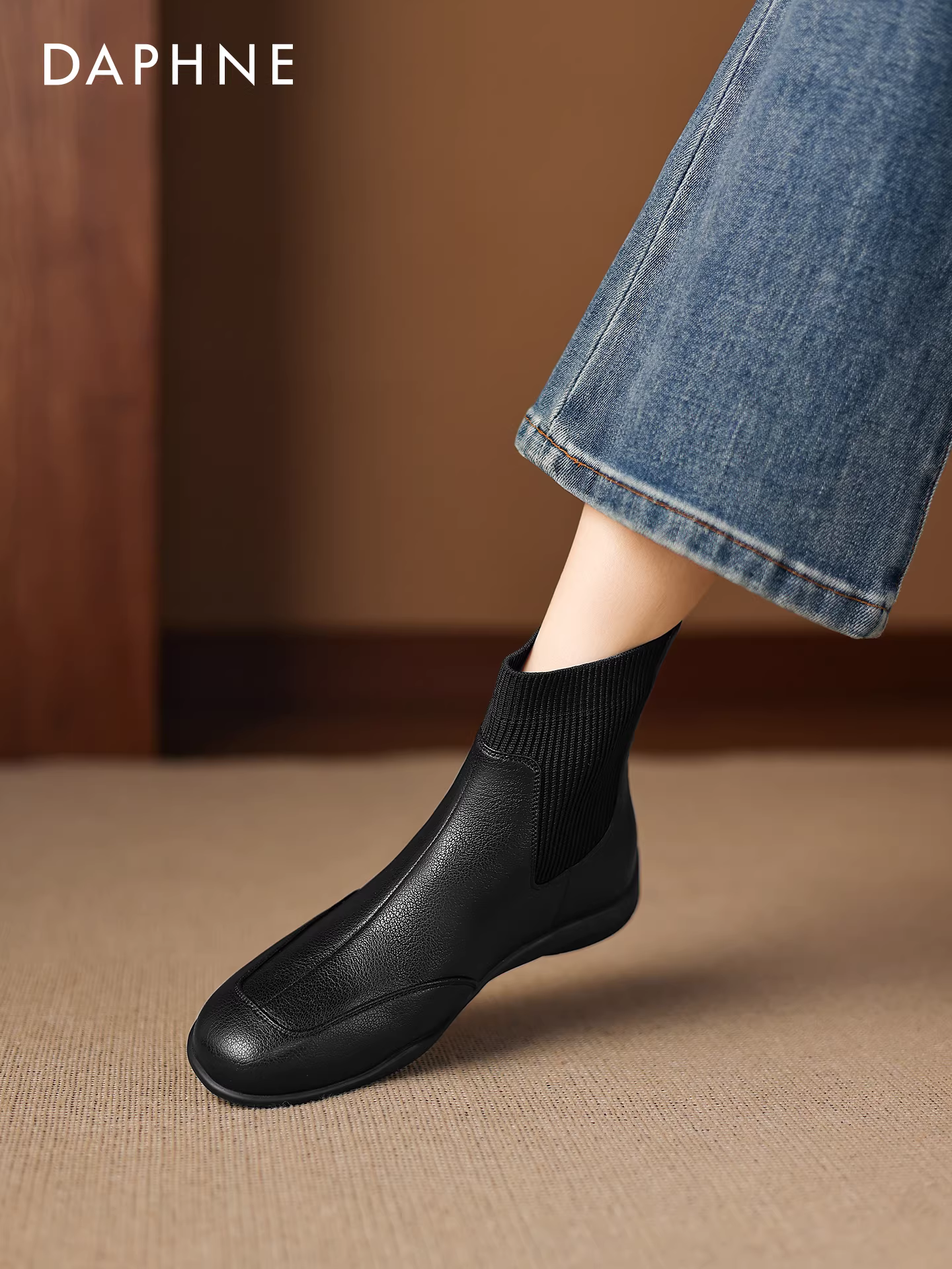 Giày bốt Martin đen Daphne dành cho nữ 2025 kiểu Anh mới mùa đông, bốt ngắn đế bằng, chất liệu thun ôm sát, kiểu bốt tất