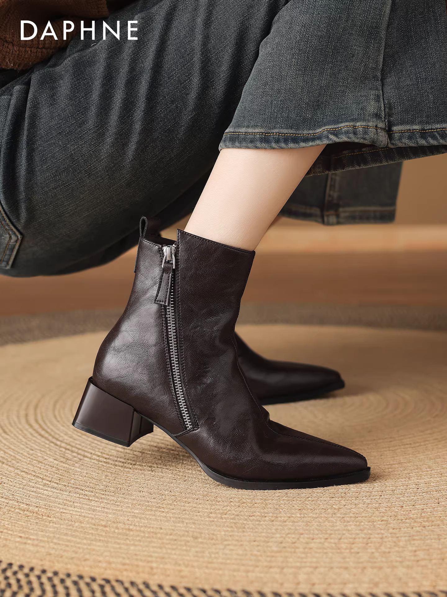 Giày bốt cao gót mũi nhọn Daphne màu nâu dành cho nữ, kiểu Chelsea Martin, lót lông cừu, dáng ôm, mùa đông mới 2025