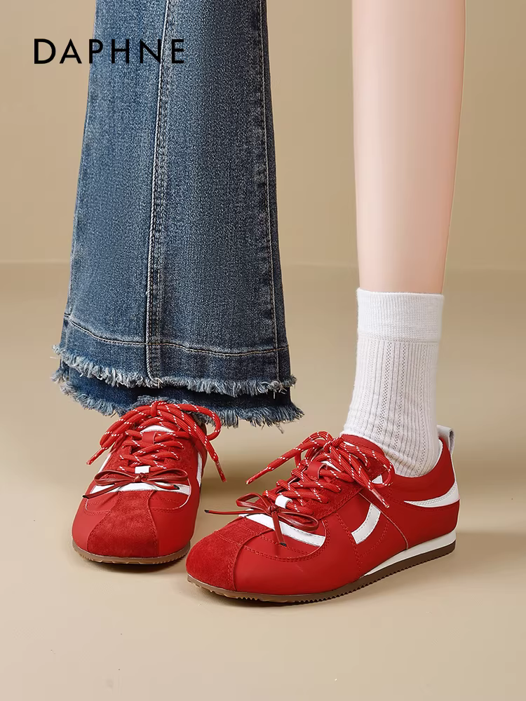 Giày tập luyện màu đỏ Daphne dành cho nữ, kiểu mới 2025, rất xinh, giày ba lê đế bằng mềm mại, giày thể thao thường ngày nữ