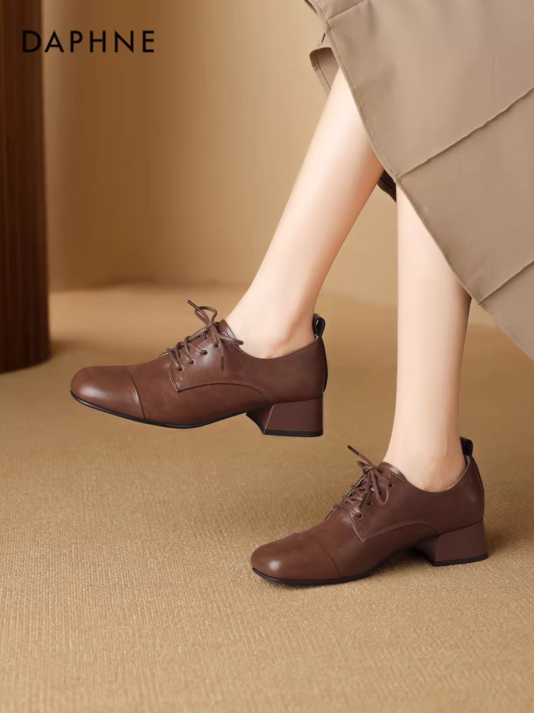 Giày lười nữ Daphne kiểu dáng sâu, mùa thu mới 2025, kiểu Pháp, gót thấp, màu nâu, buộc dây, chất liệu da