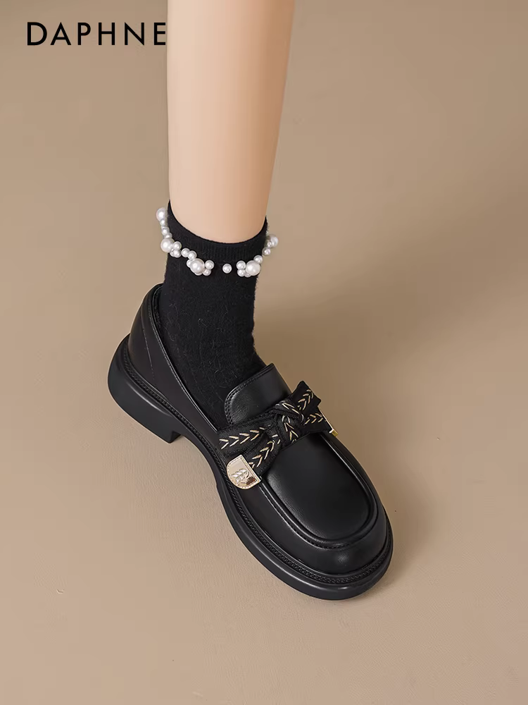 Giày da màu đen Daphne dành cho nữ mùa xuân 2026 giày đế dày mới kiểu Anh giày lười lót lông cừu phong cách Anh