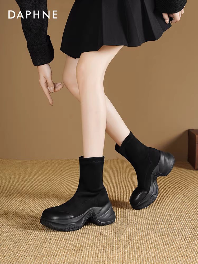 Giày bốt cao gót Daphne đế dày, kiểu ngắn dành cho nữ, mẫu mới xuân thu 2025, chất liệu da lộn, kiểu Martin, ôm chân, cao gót.
