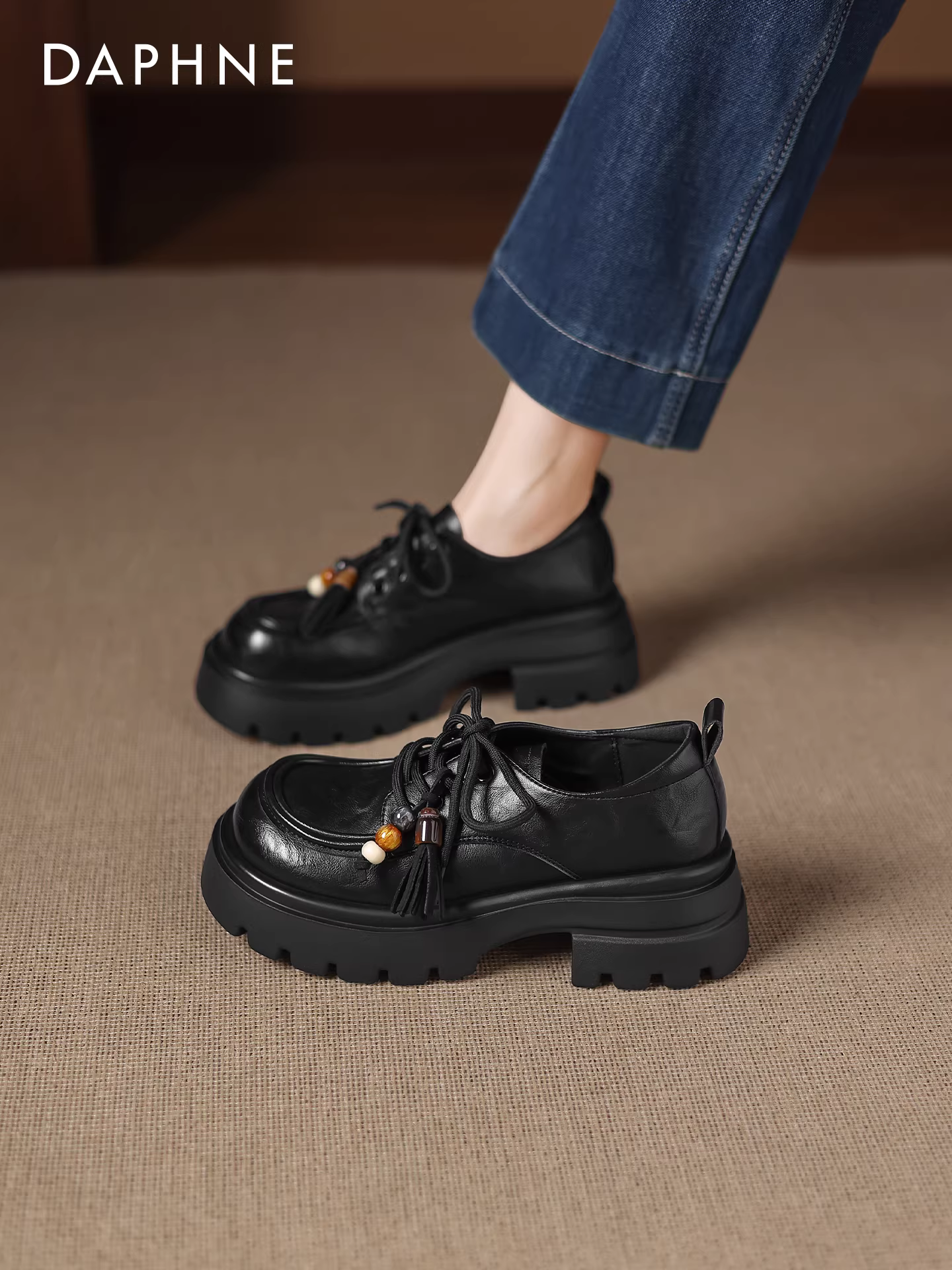 Giày lười nữ Daphne màu đen, kiểu mới thu đông 2025, phong cách Anh, giày da nhỏ, buộc dây, đế dày tăng chiều cao.
