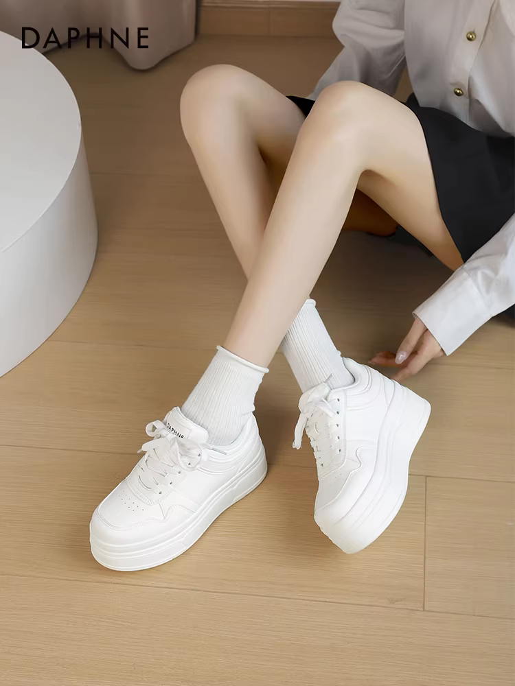 Giày thể thao đế dày màu trắng Daphne dành cho nữ 2025 kiểu dáng mới phổ biến mùa xuân hè, phối cùng chân váy, giày thường đa năng, giày thể thao tăng chiều cao cho nữ