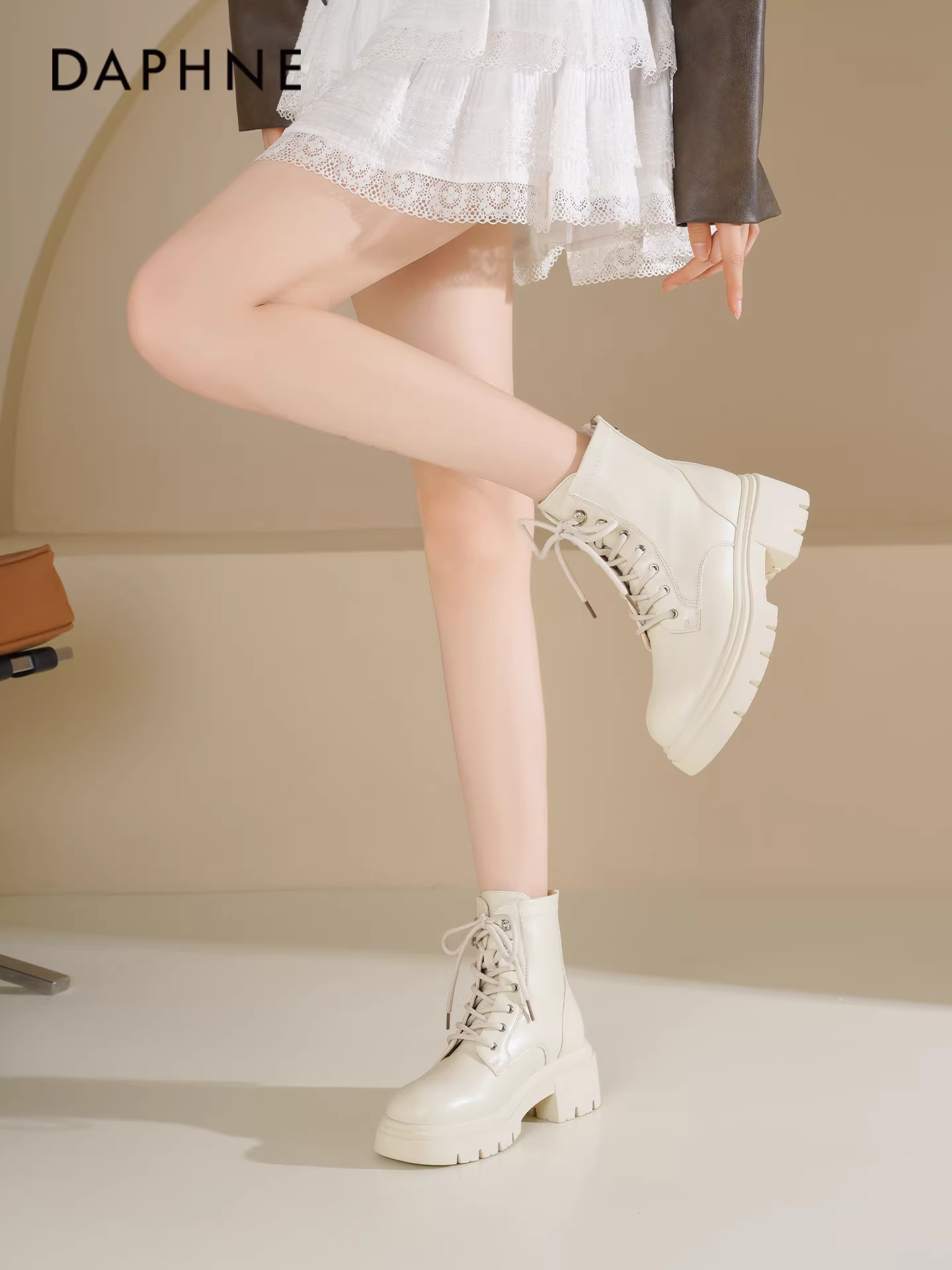 Giày bốt Martin đế dày Daphne dành cho nữ 2025, mẫu mới thu đông, màu đen, tăng chiều cao, kiểu cổ điển Anh quốc.