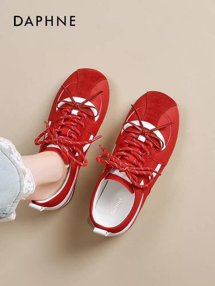 Giày tập luyện màu đỏ Daphne dành cho nữ, kiểu mới 2025, rất xinh, giày ba lê đế bằng mềm mại, giày thể thao thường ngày nữ