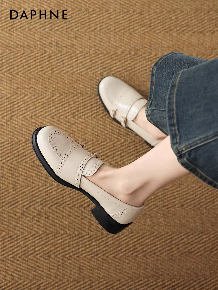 Giày lười nữ Daphne mùa thu màu trắng, kiểu dáng chạm khắc, gót thấp, giày đơn nữ, mẫu mới 2025, giày Mary Jane nữ, giày da nhỏ