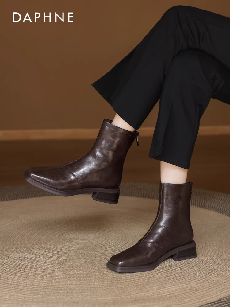 Giày bốt ngắn Daphne dành cho nữ 2025, mẫu mới thu đông, kiểu Martin, mũi vuông, đế bằng, lót lông mùa đông, kiểu dáng Pháp, ôm chân.