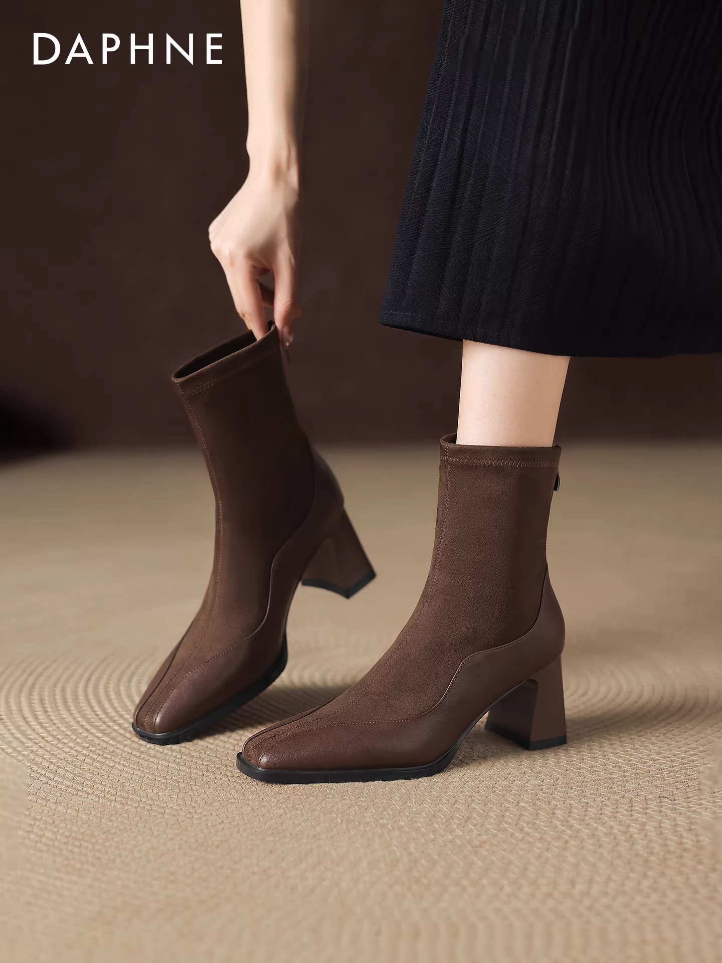 Giày bốt cao gót ngắn Daphne dành cho nữ, mẫu mới mùa đông 2025, lót lông cừu, kiểu retro Pháp, ôm chân, gót dày, kiểu Martin.